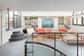 Luxury Duplex with Rooftop by FeelHome