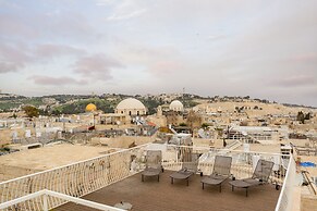 Luxury Duplex with Rooftop by FeelHome