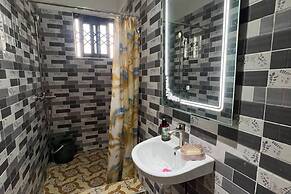 5 Bedroom House Sleeps 12 -balcony -hired Security