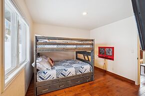 Silver Shekel Retreat 5 Bedroom Home by RedAwning