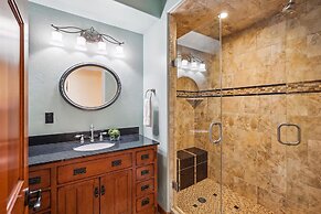 Silver Shekel Retreat 5 Bedroom Home by RedAwning