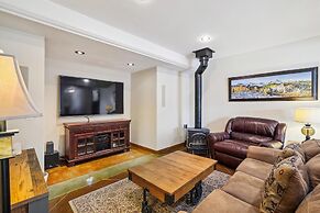 Silver Shekel Retreat 5 Bedroom Home by RedAwning