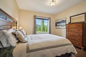 Silver Shekel Retreat 5 Bedroom Home by RedAwning