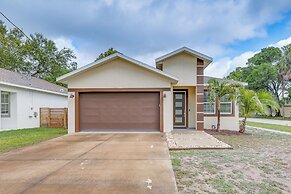 Tampa Home w/ Fire Pit, Yard, Cornhole + More!