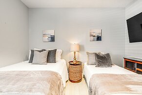 Tampa Home w/ Fire Pit, Yard, Cornhole + More!