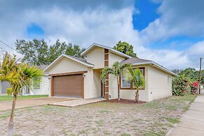 Tampa Home w/ Fire Pit, Yard, Cornhole + More!