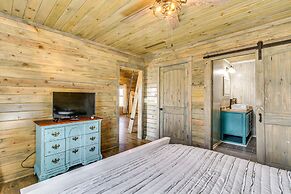 Cozy Mississippi Cabin w/ Covered Porch & Grill!