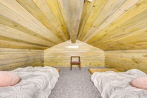 Cozy Mississippi Cabin w/ Covered Porch & Grill!