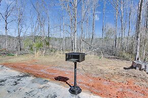 Cozy Mississippi Cabin w/ Covered Porch & Grill!