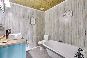 Cozy Mississippi Cabin w/ Covered Porch & Grill!