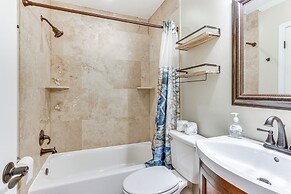 Hilton Head Condo w/ Deck - Walk to Beach & Pool!