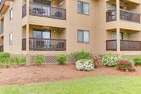 Hilton Head Condo w/ Deck - Walk to Beach & Pool!