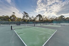 Hilton Head Condo w/ Deck - Walk to Beach & Pool!