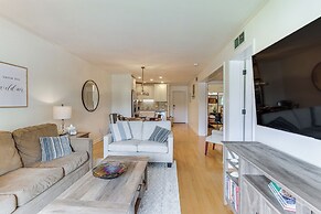 Hilton Head Condo w/ Deck - Walk to Beach & Pool!