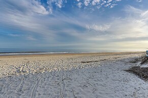 Hilton Head Condo w/ Deck - Walk to Beach & Pool!