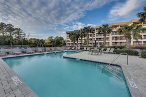 Hilton Head Condo w/ Deck - Walk to Beach & Pool!