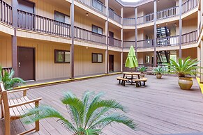 Hilton Head Condo w/ Deck - Walk to Beach & Pool!