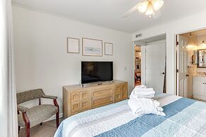 Hilton Head Condo w/ Deck - Walk to Beach & Pool!