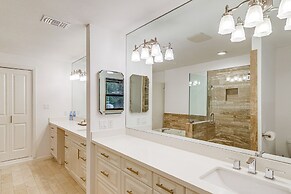 Spacious Houston Home w/ Pool - Near The Galleria!