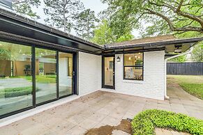Spacious Houston Home w/ Pool - Near The Galleria!