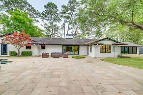 Spacious Houston Home w/ Pool - Near The Galleria!