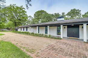 Spacious Houston Home w/ Pool - Near The Galleria!