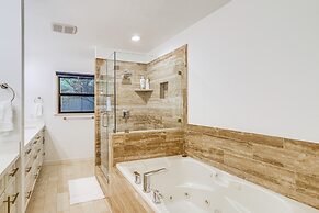 Spacious Houston Home w/ Pool - Near The Galleria!