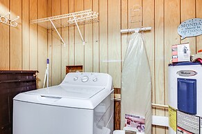 Quiet & Cozy Rembert Home ~ 9 Mi to Air Force Base