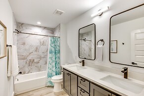 Fire Pit + Grill: Lakeside Gun Barrel City Home!