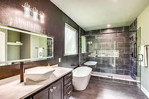 Fire Pit + Grill: Lakeside Gun Barrel City Home!