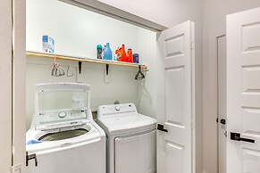 Fire Pit + Grill: Lakeside Gun Barrel City Home!