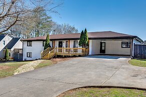 Chic Marietta Getaway w/ Fire Pit & Grill!