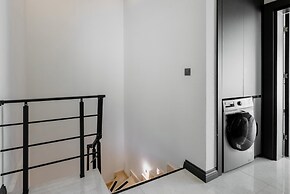 Central Flat w Balcony 5 min to Lara Beach