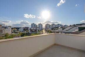 Central Flat w Balcony 5 min to Lara Beach