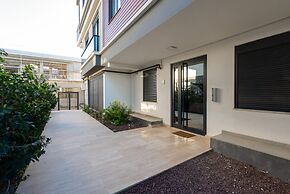 Central Flat w Balcony 5 min to Lara Beach