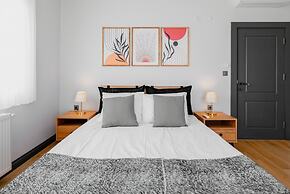 Central Flat w Balcony 5 min to Lara Beach