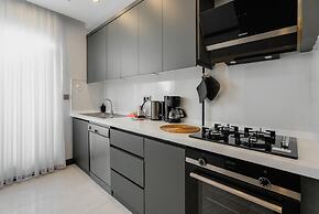 Central Flat w Balcony 5 min to Lara Beach