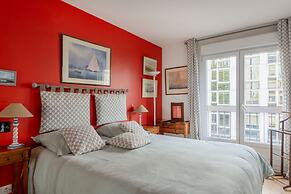 Eiffel Tower Elegant Residence