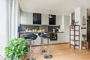 Eiffel Tower Elegant Residence