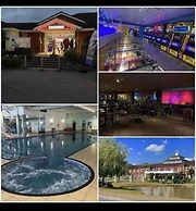 Caravansleeps8-fireplace-petsok-golf-gym-pool