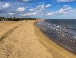 Caravansleeps8-fireplace-petsok-golf-gym-pool