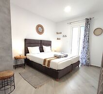 Modern Mykonos 2 Bd Aqua w shared Pool