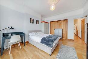 Charming Spacious 2-bed Apartment in London