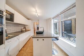 Charming Spacious 2-bed Apartment in London
