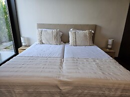 Tr ia Beach House With Pool