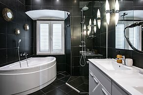 Secret Garden by DuHomes