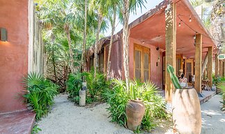 Jungle Studios on Beach Road with Pool