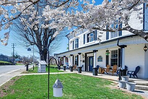 Luxe Virginia Historical Estate w/ Charcoal Grill!