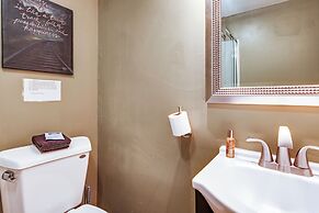 Luxe Virginia Historical Estate w/ Charcoal Grill!