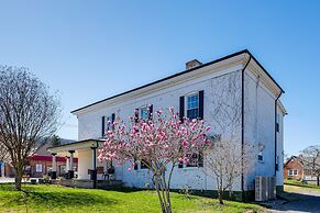 Luxe Virginia Historical Estate w/ Charcoal Grill!